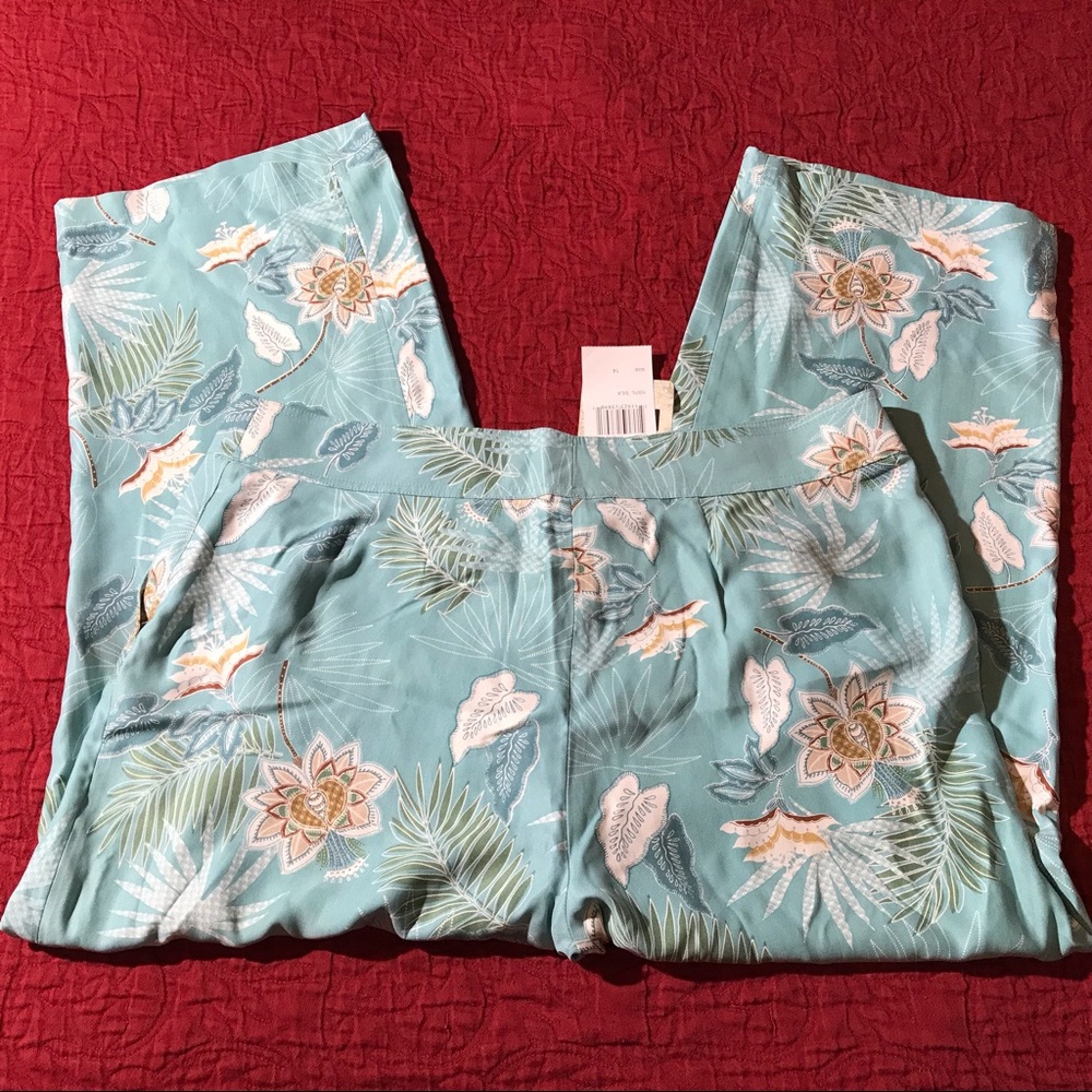 C’est City 100% Silk Cropped Pants with Flowers - Picture 3 of 4